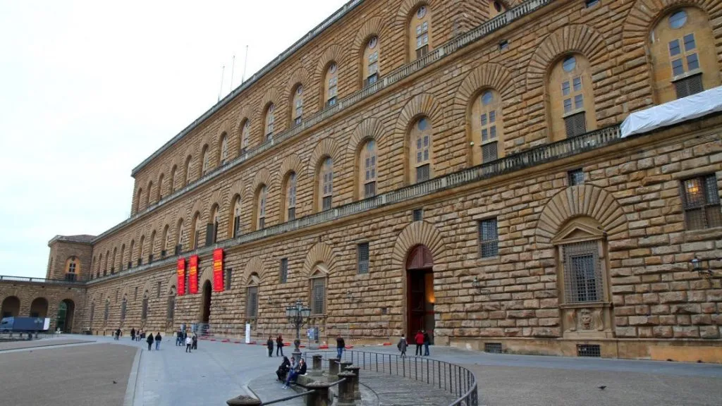 პალაზო პიტი ექსტერიერი